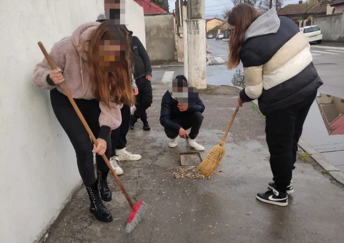 Tineri puşi să măture cojile de seminţe Foto: Primăria Constanţa