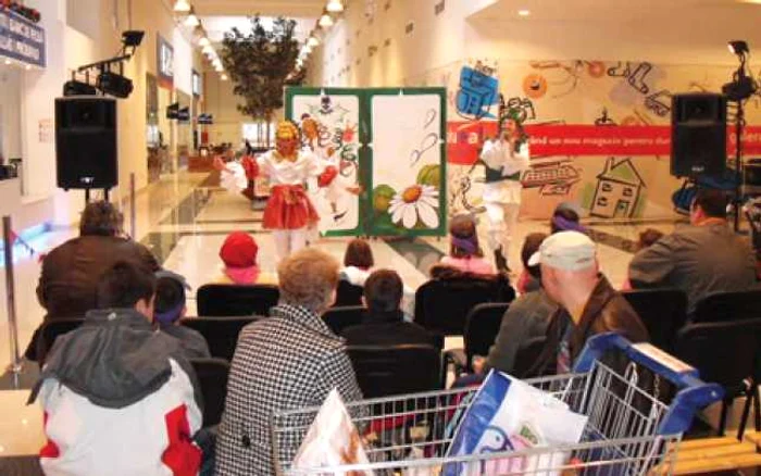 Piesa de teatru a adunat mult public 