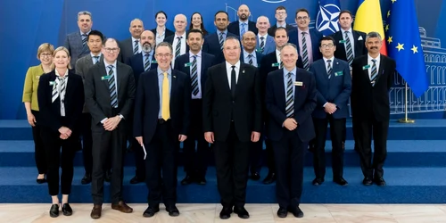 Ciucă si delegatia membrilor Colegiului Regal de Studii de Apărare din Marea Britanie FOTO GOv.ro