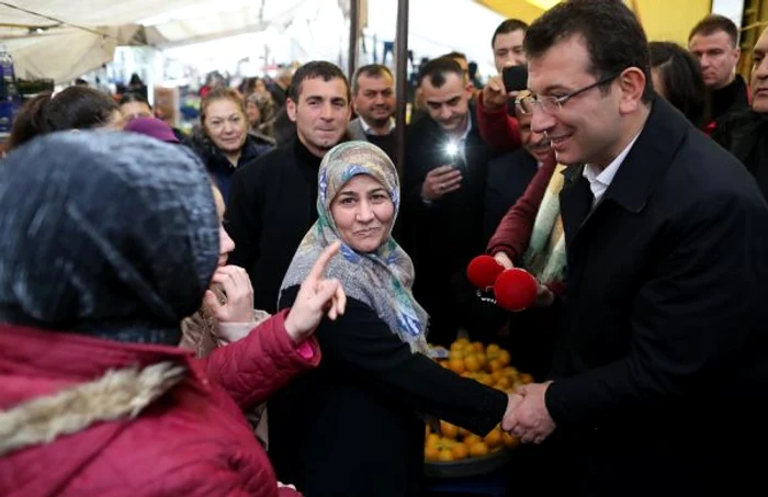 Ekrem Imamoglu intalnindu-se cu alegatorii FOTO EPA-EFE