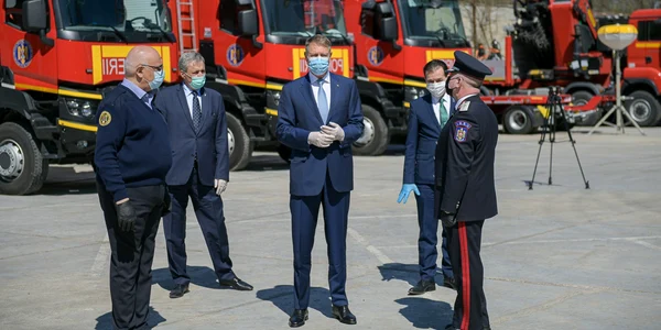 Klaus Iohannis Ludovic Orban Raed Arafat cu mască şi mănuşi FOTO Presidency.ro