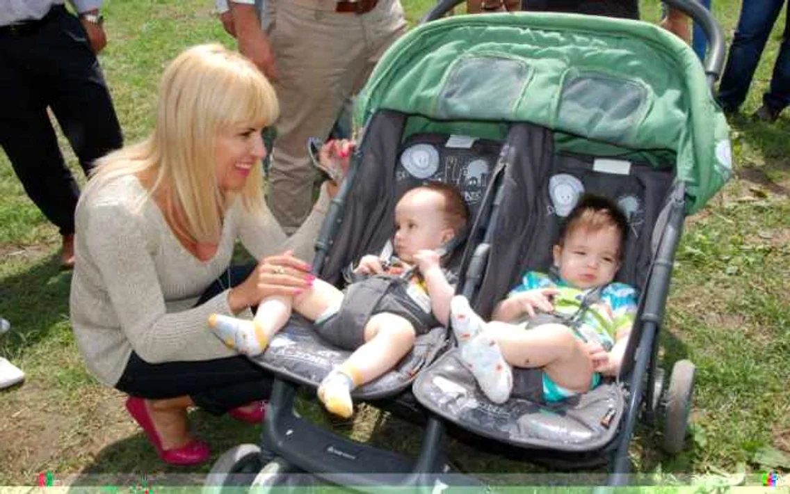 Elena Udrea face poze cu gemenii