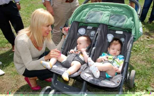 Elena Udrea face poze cu gemenii