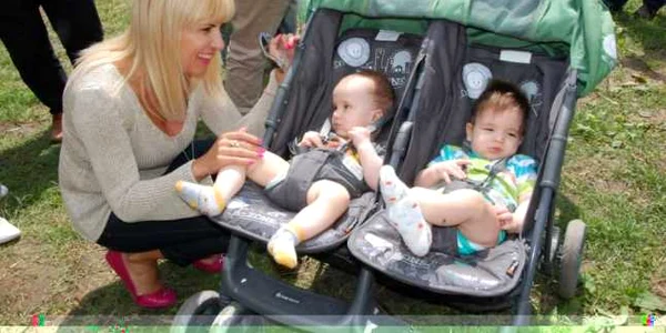 Elena Udrea face poze cu gemenii