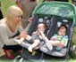 Elena Udrea face poze cu gemenii