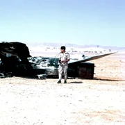 Ofițeri ai forțelor aeriene israeliene lângă un avion egiptean care a fost doborât în ​​Sinai în timpul Războiului de Șase Zile jpg