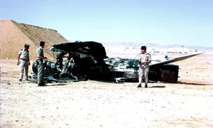 Ofițeri ai forțelor aeriene israeliene lângă un avion egiptean care a fost doborât în ​​Sinai în timpul Războiului de Șase Zile jpg