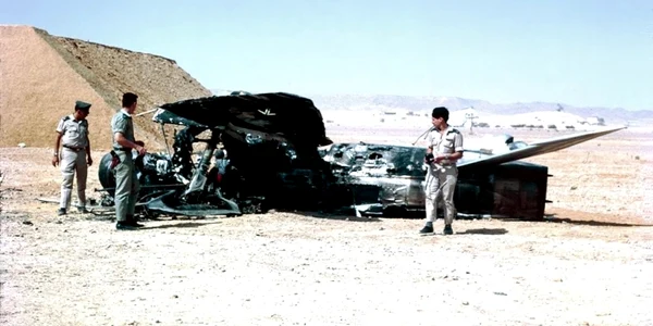 Ofițeri ai forțelor aeriene israeliene lângă un avion egiptean care a fost doborât în ​​Sinai în timpul Războiului de Șase Zile jpg