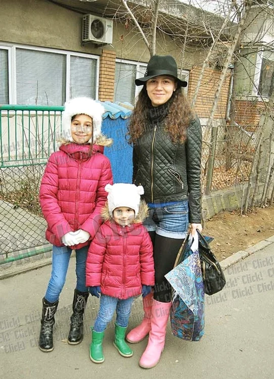 
    Florentina şi fetiţele ei  speră că anul acesta  să fie mai bogat (Fotografii: Roberto Sălceanu)  