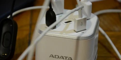 Staţie de încărcare rapidă ADATA  CU0480QC FOTO Adrian Pogîngeanu