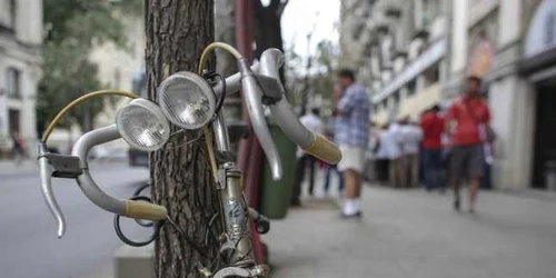 Zeci de persoane aşteaptă la coadă pentru a depune solicitările pentru a primi bonificaţiile de 500 de lei in scopul cumpărării unei biciclete FOTO  Inquam Photos  Octav Ganea