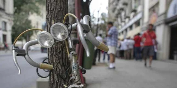 Zeci de persoane aşteaptă la coadă pentru a depune solicitările pentru a primi bonificaţiile de 500 de lei in scopul cumpărării unei biciclete FOTO  Inquam Photos  Octav Ganea