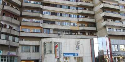 Tânăra a căzut pe terasa construcţiei de la parterul blocului