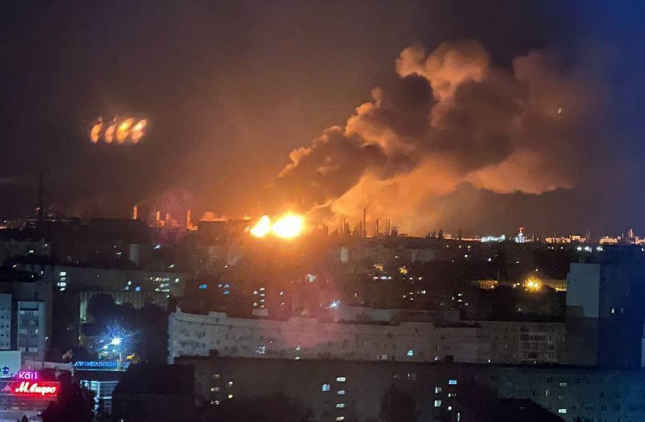 Atac cu drone ucrainene asupra unei rafinării importante din Volgograd. Locuitorii au raportat explozii puternice în cursul nopții