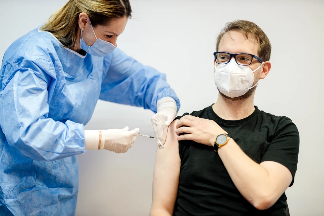 
    Primarul municipiului Timişoara, Dominic Fritz, a anunţat că s-a vaccinat împotriva COVID-19Foto: Facebook  