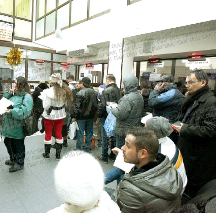 Încă de la primele ore ale dimineţii, oamenii s-au aşezat la coadă să-şi plătească taxele (Fotografii: Florin Şuler)