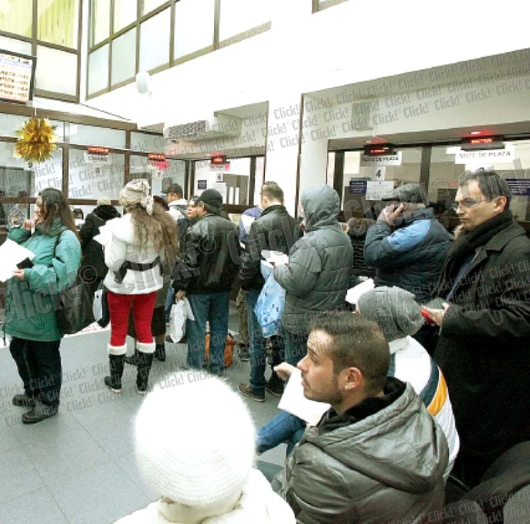 Încă de la primele ore ale dimineţii, oamenii s-au aşezat la coadă să-şi plătească taxele (Fotografii: Florin Şuler)