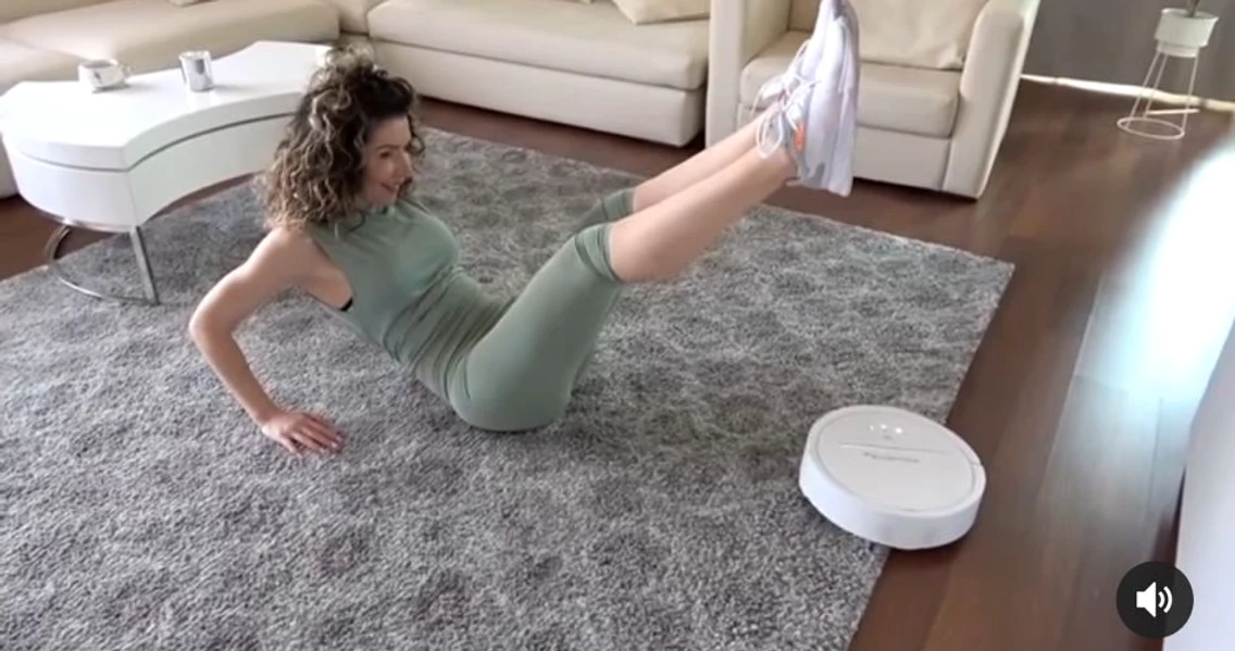 Carmen Brumă face sport în apartament Sursa Facebook