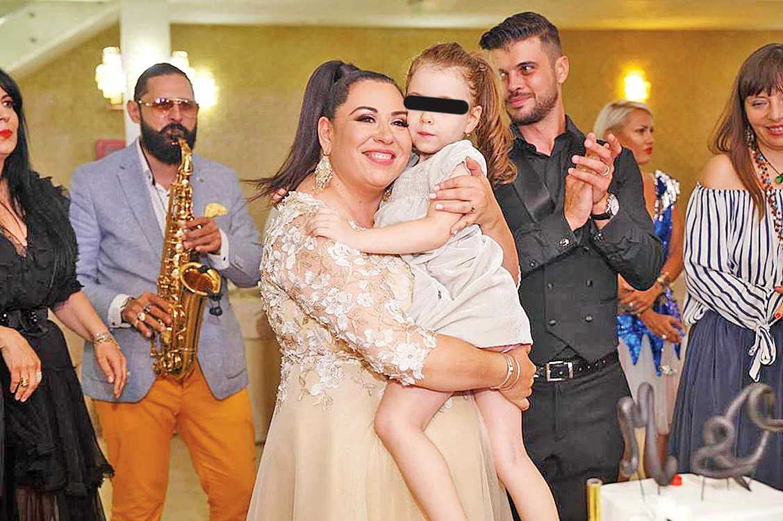 Oana Roman e fericită alături de Marius Elisei şi de fiica lor, Maria Isabela