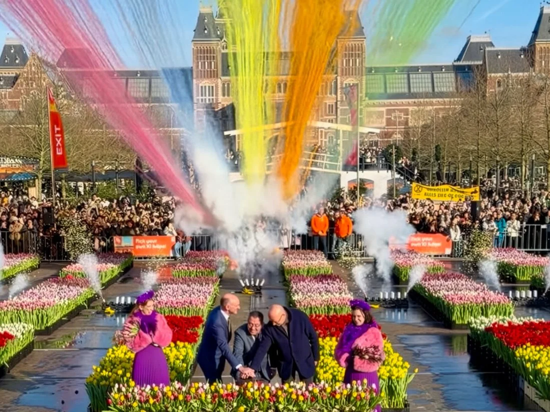 Explozie de culoare de Ziua Lalelei, în Amsterdam. Peste 200.000 de flori oferite vizitatorilor