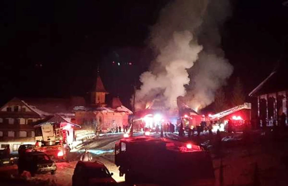 Incendiul de la aşezamântul din munţii Neamţului a provocat daune uriaşe FOTO Mănăstirea Paltin