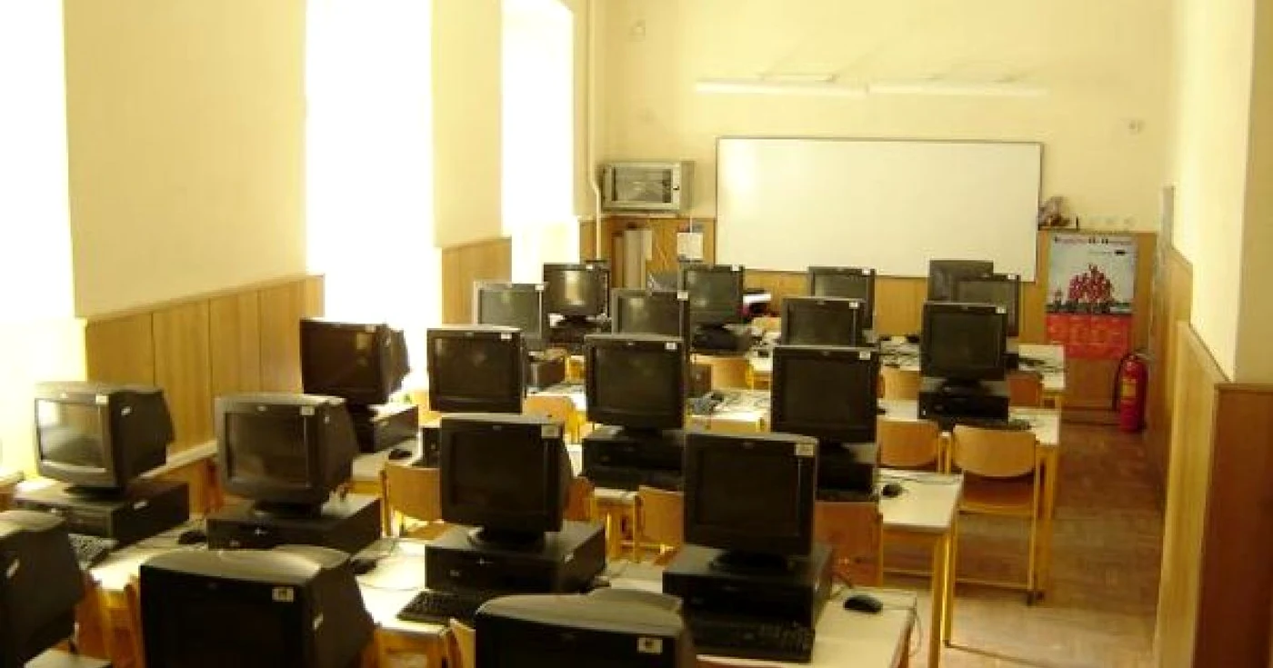 Hoţii au furat calculatoare, plăci de memorie şi camere video, Foto: arhivă