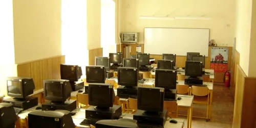 Hoţii au furat calculatoare, plăci de memorie şi camere video, Foto: arhivă