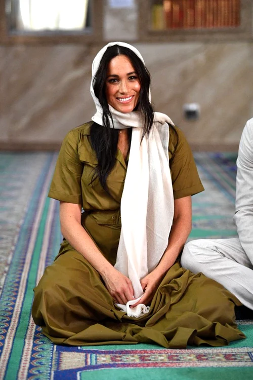 Meghan Markle a vizitat Moscheea Auwal într-o rochie Staud Millie, în valoare de aproximativ 300 de euro