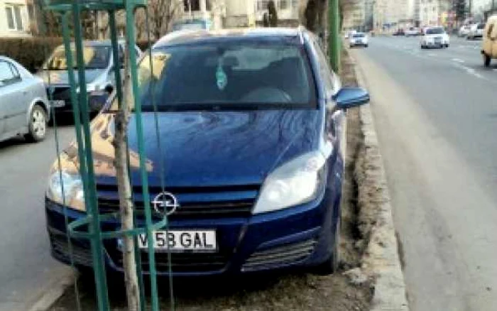 Maşina a fost lăsată pe zona verde. FOTOAndrei Moga, preluare newsbv.ro