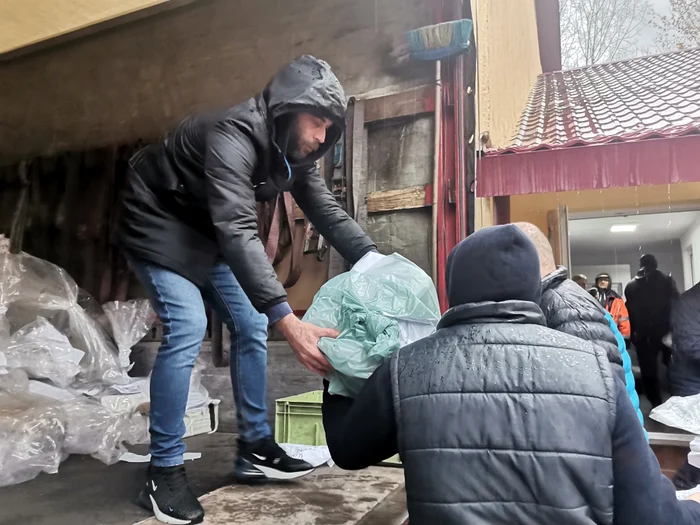 Sacii cu voturi au fost aduși pentru renumărare FOTO: Alian Mitran