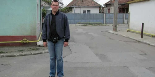 Octavian Cosma se plânge de starea deplorabilă a străzii pe care locuieşte. 