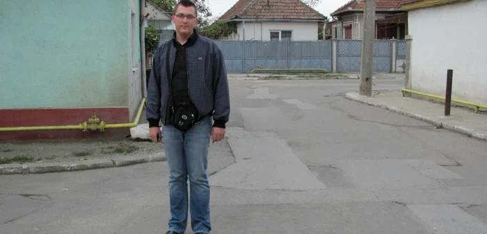Octavian Cosma se plânge de starea deplorabilă a străzii pe care locuieşte.