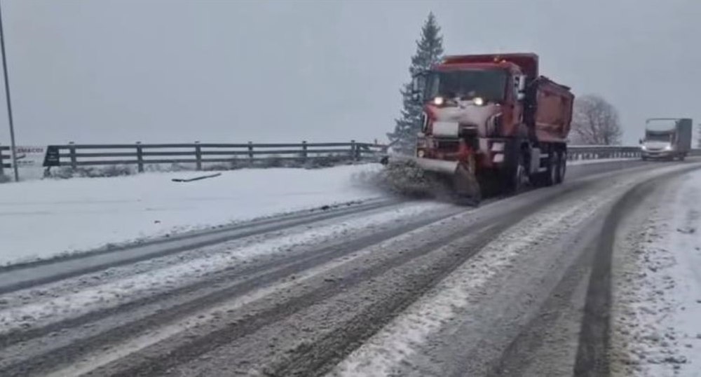 Vreme de iarnă în nordul Moldovei. DRDP Iași a scos utilajele de deszăpezire pe drumurile naționale