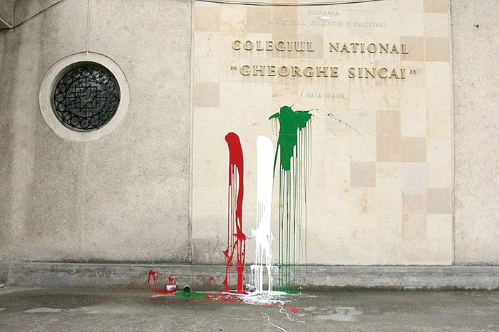 A dat cu vopsea pe  pereţi şi a aruncat  peşti morţi pe trotuar