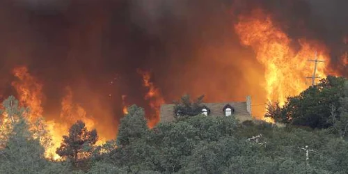 Stare de urgenţă în California din cauza incendiilor de vegetaţie FOTO AP