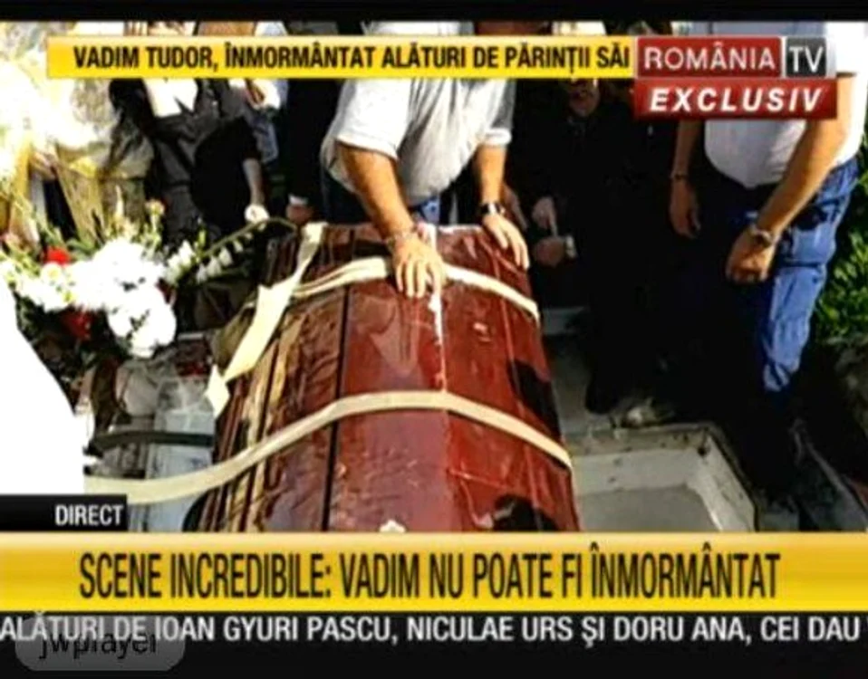 Înmormântarea lui Vadim Tudor: A durat aproape o jumătate de oră pentru ca sicriul să poată fi băgat în cavou