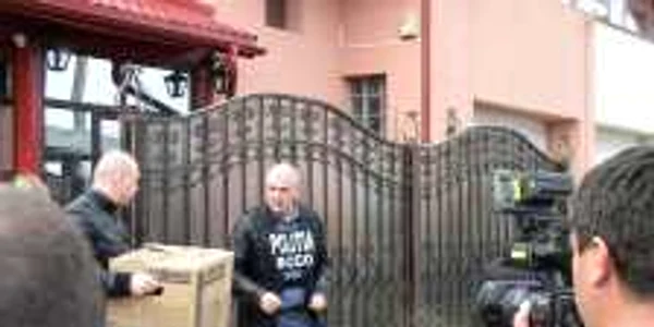 Anchetatorii au luat cu ei mai multe documente