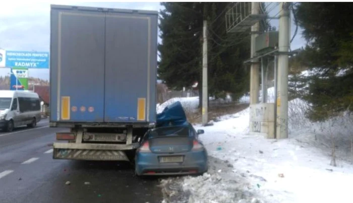 Autoturismul a fost serios avariat. FOTOISU Braşov.