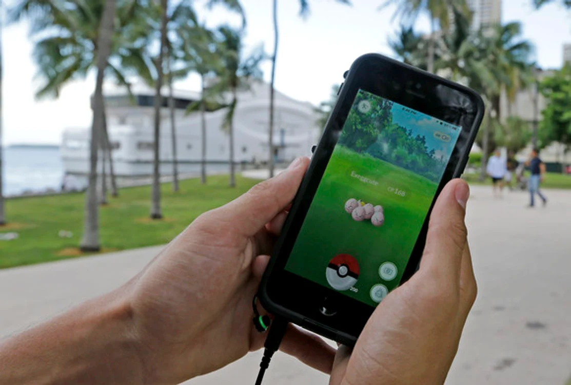 
    TInerii sunt fascinați de Pokemon Go foto: AP  