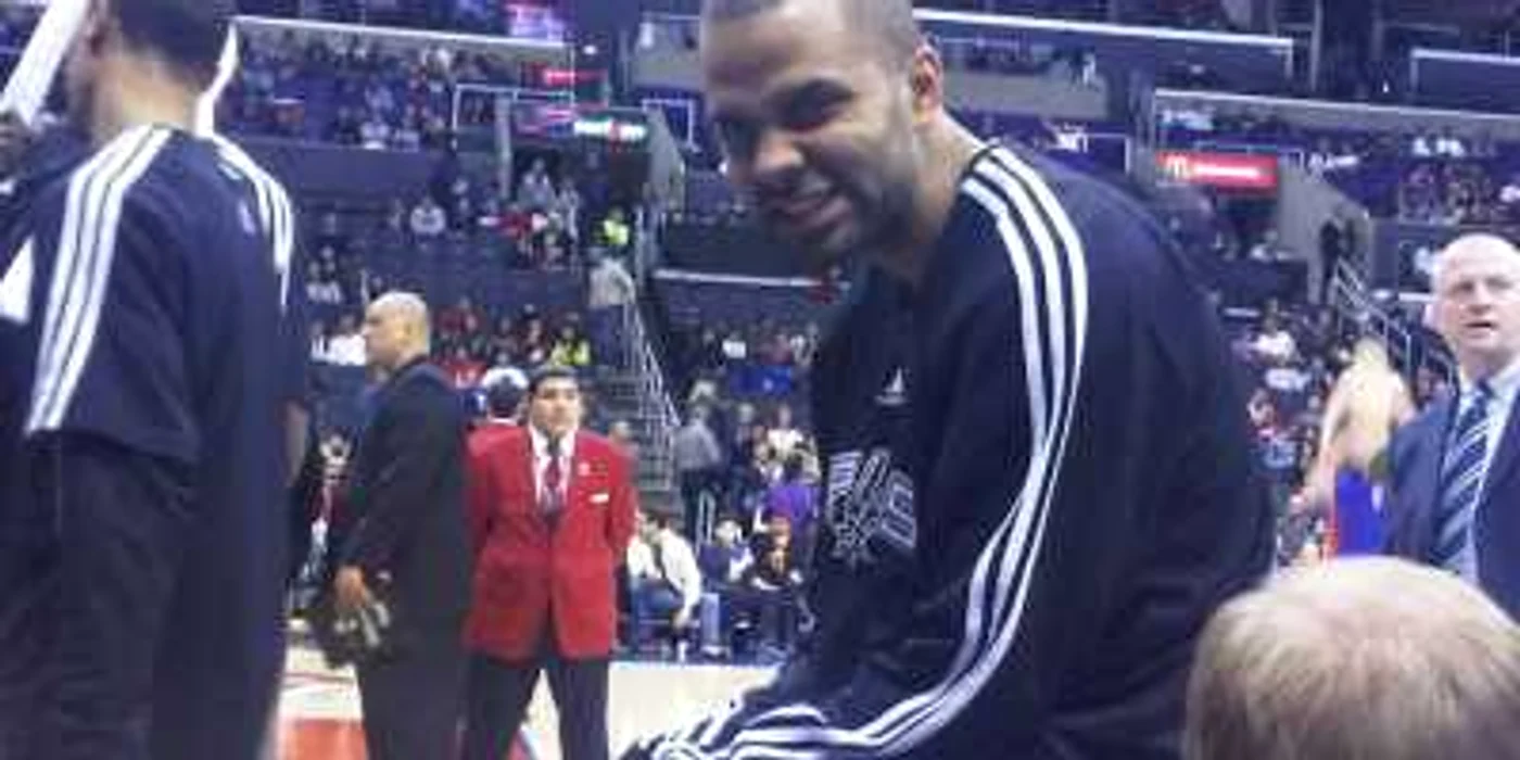 Tony Parker cu ochii după iubita sa în loc să fie atent la time-out