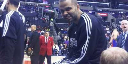 Tony Parker cu ochii după iubita sa în loc să fie atent la time-out