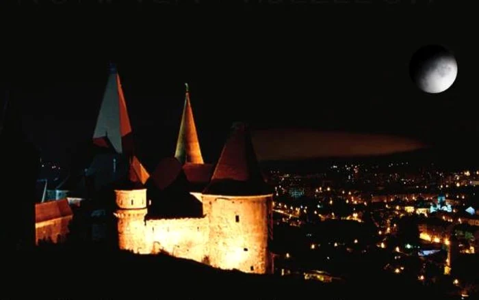 Castelul Corvinilor poate fi vizitat sâmbătă, până la miezul nopţii. SURSA FOTO: Afiş Primăria Hunedoara.