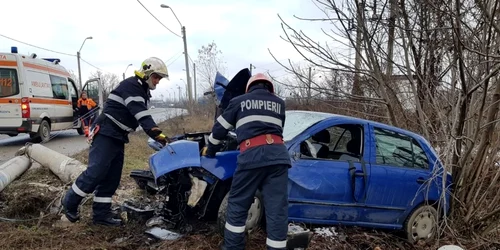Un şofer neatent a intrat cu maşina într-un stâlp de curent electric de pe marginea drumului judeţean Deva - Hunedoara. În urma impactului