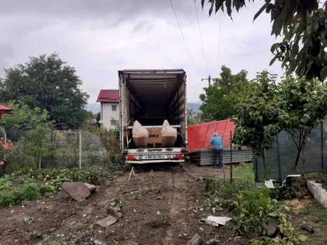 Un TIR a ieşit de pe şosea şi a intrat într-o gospodărie pe Valea Oltului la Călimăneşti - Vâlcea Foto ISU Vâlcea