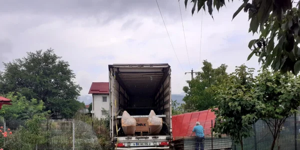 Un TIR a ieşit de pe şosea şi a intrat într-o gospodărie pe Valea Oltului la Călimăneşti - Vâlcea Foto ISU Vâlcea