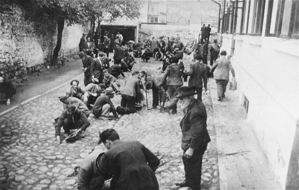 Evreii au fost ridicați din casele lor fără milă. FOTO: USHMM
