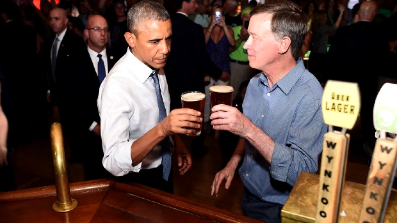 Preşedintele Barack Obama într-un bar din Denver, statul Colorado FOTO Getty Images