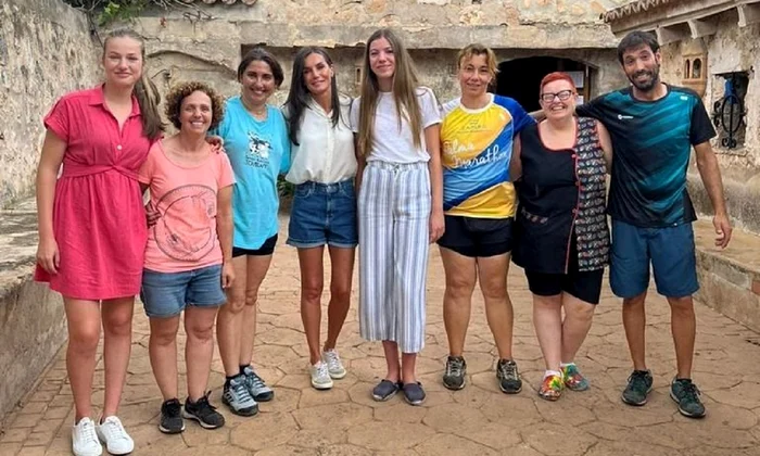 Regina Letizia, Printesa Leonor si Infanta Sofia la Granja Escola Jovent   Instagram (4) jpg