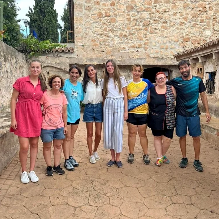 Regina Letizia, Printesa Leonor si Infanta Sofia la Granja Escola Jovent   Instagram (4) jpg