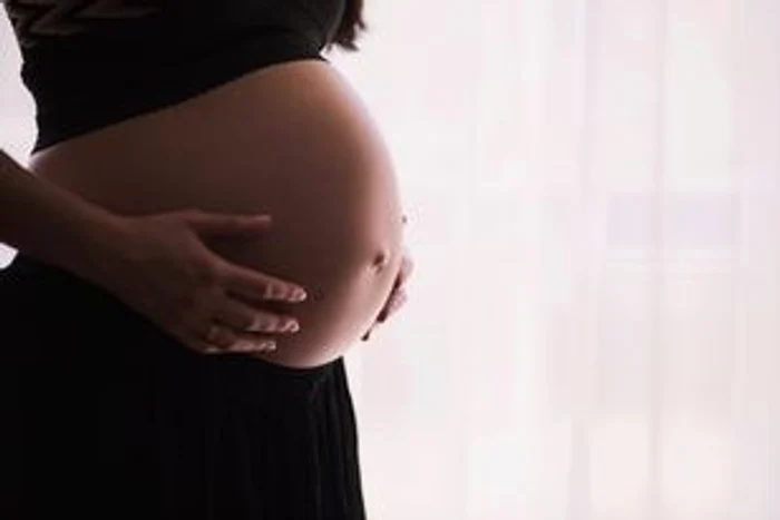 Sarcina se impune a fi urmărită cu atenție de medicul obstetrician, încă de la debutfoto: unsplash.com